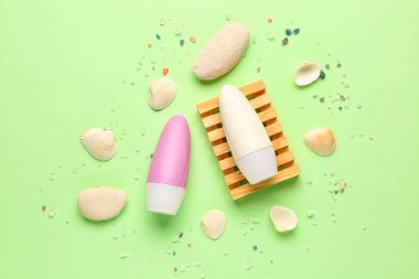 Açık yeşil arka planda deniz tuzu, taş ve deniz tuzu içeren deodorantlar