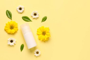 Sarı arka planda çiçek ve yapraklı deodorant