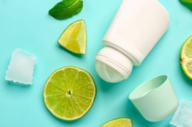 Limon dilimli deodorant, turkuaz arka planda nane ve buz