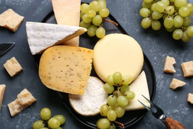 Mavi arka planda üzümlü farklı peynir türleri