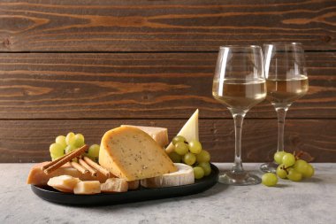 Farklı peynirler, üzümler ve şarap çeşitleri.
