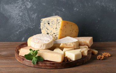 Tabakta farklı lezzetli peynir çeşitleri var.