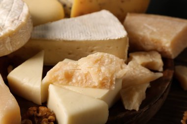 Tabakta farklı lezzetli peynirler var. Masada, yakın plan.