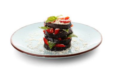 Beyaz arka planda lezzetli fırında patlıcanlı parmesan tabağı.