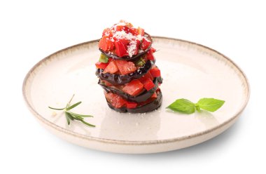 Beyaz arka planda lezzetli fırında patlıcanlı parmesan tabağı.