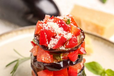 Masada lezzetli fırında patlıcanlı parmesan tabağı, yakın plan.