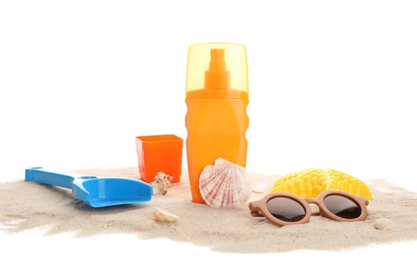 白を背景にビーチアクセサリー 貝殻や砂を持つ赤ちゃんのための日焼け止めクリーム — ストック写真