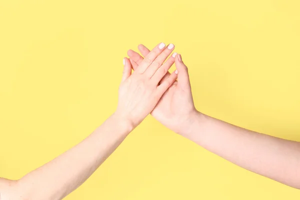Mulheres Mãos Dadas Sobre Fundo Amarelo Conceito Amizade — Fotografia de Stock