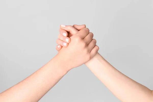 Женщины Держатся Руки Светлом Фоне Концепция Дружбы — стоковое фото