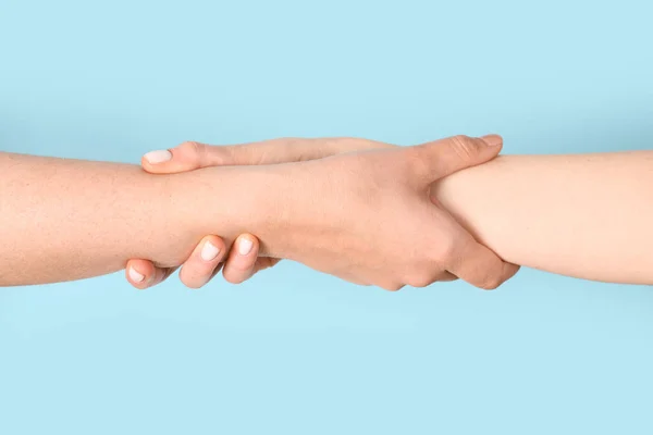 Mulheres Mãos Dadas Sobre Fundo Azul Claro Conceito Amizade — Fotografia de Stock