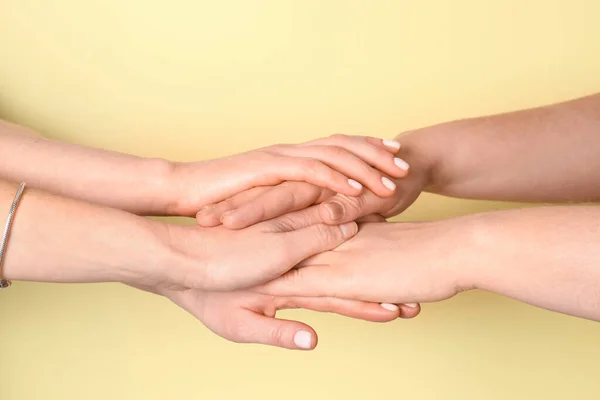 Kobiety Trzymające Się Ręce Żółtym Tle Koncepcja Przyjaźni — Zdjęcie stockowe
