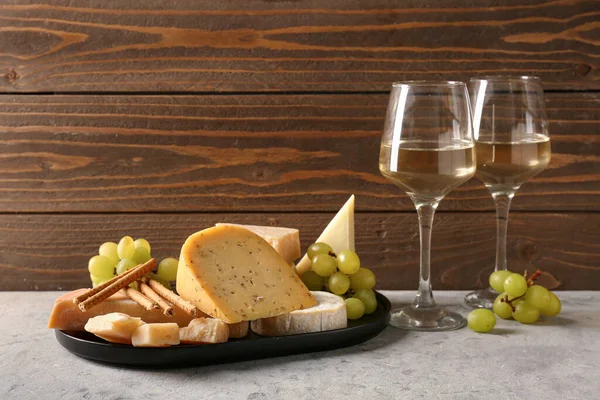 Différents Types Fromages Raisins Verres Avec Vin Sur Table — Photo