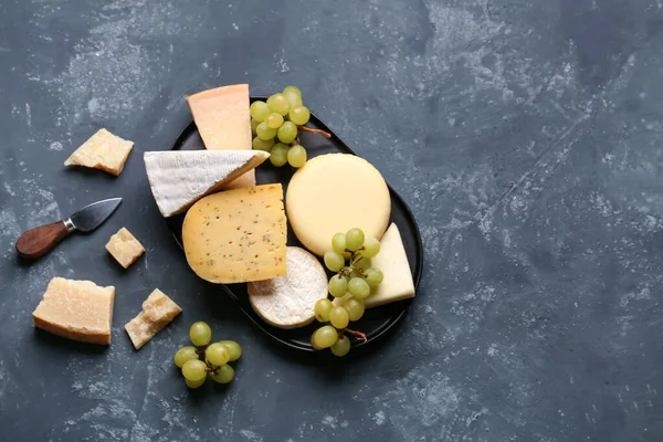 Mavi Arka Planda Üzümlü Farklı Peynir Türleri — Stok fotoğraf