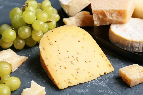 蓝色底色的奶酪片 — 图库照片