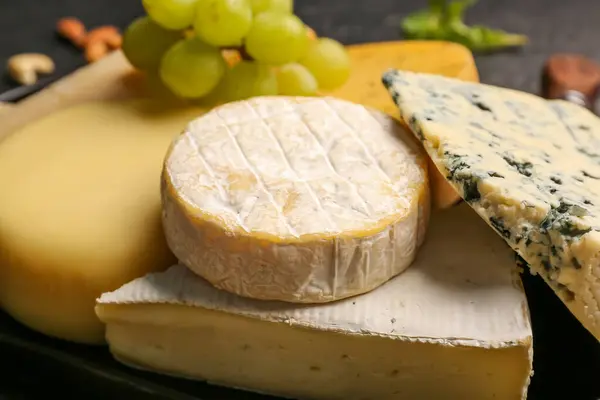不同类型的奶酪放在桌上 — 图库照片