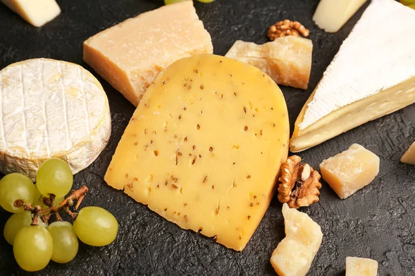 深色背景的不同类型的奶酪 — 图库照片