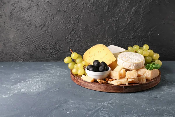Plate Different Types Tasty Cheese Grapes Table — Stock Photo, Image