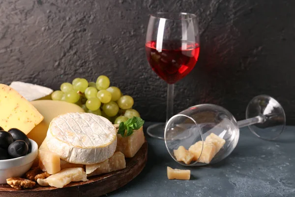 Assiette Avec Différents Types Savoureux Verres Fromage Vin Sur Table — Photo