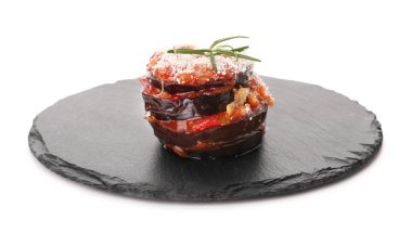 Beyaz arka planda lezzetli fırınlanmış patlıcan parmesanlı tahta.