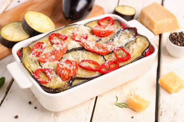 Hafif ahşap arka planda patlıcanlı patlıcan yemeği.