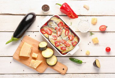 Parmesanlı patlıcan ve hafif ahşap kaplama malzemeli fırın yemeği.