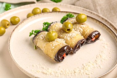 Masada lezzetli fırında patlıcanlı parmesan tabakları, yakın plan.