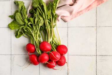 Açık fayanslı yapraklı taze turplar