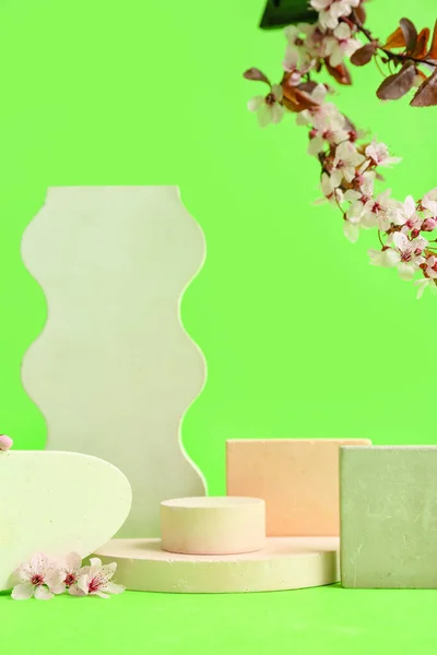 Dekorative Podeste Und Blühender Ast Auf Grünem Hintergrund — Stockfoto