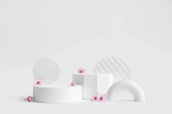 Decorative Podiums Flowers White Background — Stock Photo, Image