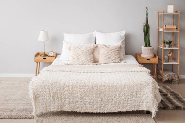 Büyük kaktüslü sıcak yatak odasının içi.