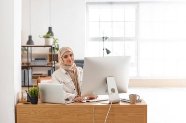 Ofiste çalışan Arap kadın programcı.