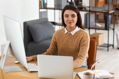 Ofiste çalışan genç kadın programcı
