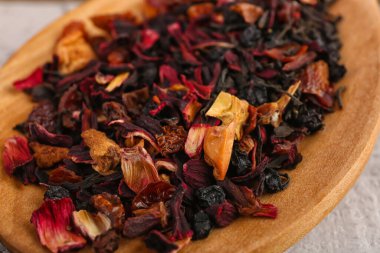 Tahta kaşık, kurutulmuş meyve çayı, yakın plan.