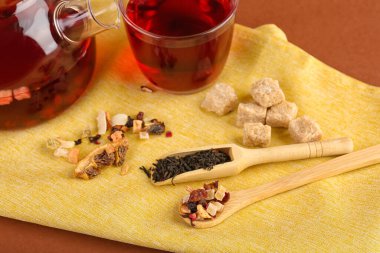 Tahta kaşık ve kepçeyle kurutulmuş meyve çayı, yakın plan.