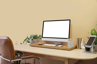 Ofisinde bilgisayar ve ev bitkileri olan modern işyeri