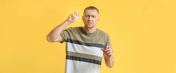 Serieuze Volwassen Man Met Zaklamp Gele Achtergrond — Stockfoto