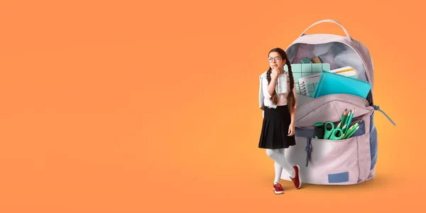 귀여운 소녀와 주황색 배경에 텍스트 책가방 — 스톡 사진