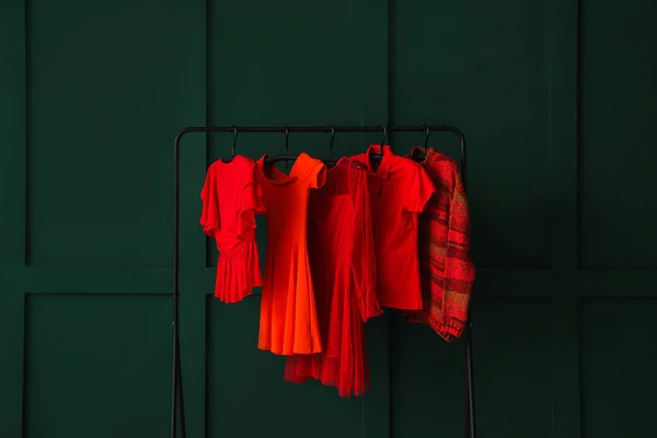 Rack Κόκκινα Γυναικεία Ρούχα Κοντά Πράσινο Τοίχο — Φωτογραφία Αρχείου