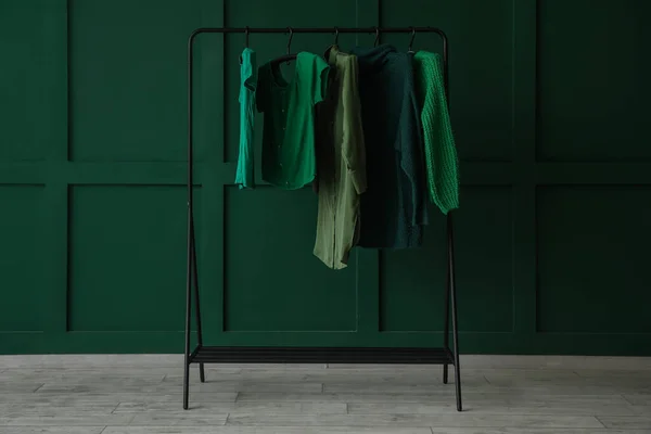 Rack Stylish Female Clothes Green Wall — Stock Photo, Image