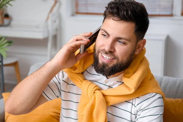 Молодой Бородатый Мужчина Разговаривает Мобильному Телефону Дома Крупным Планом — стоковое фото