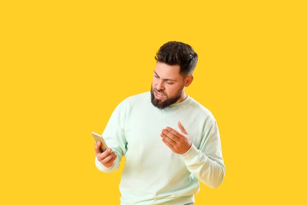 Homem Barbudo Jovem Usando Telefone Celular Fundo Amarelo — Fotografia de Stock