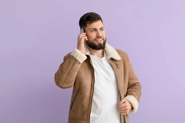 Young Bearded Man Talking Mobile Phone Lilac Background — Stock Photo, Image