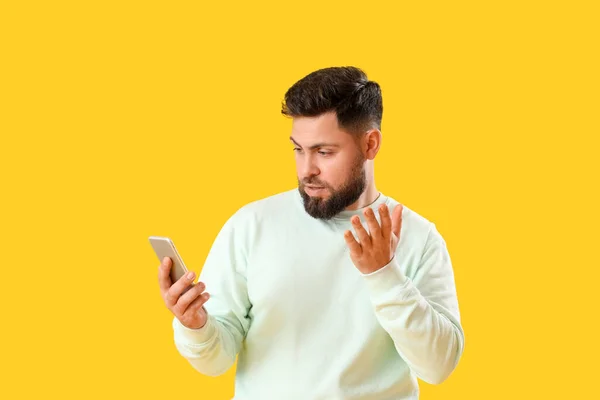 Homem Barbudo Jovem Usando Telefone Celular Fundo Amarelo — Fotografia de Stock