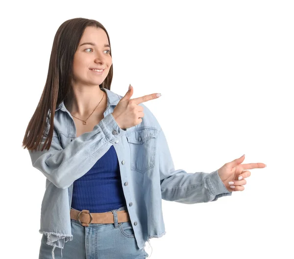 Junge Frau Hemd Zeigt Auf Etwas Auf Weißem Hintergrund — Stockfoto