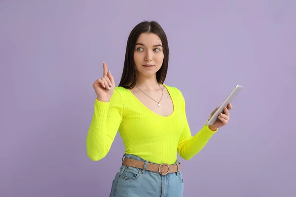 Junge Frau Hellen Hemd Mit Tablet Computer Zeigt Auf Etwas — Stockfoto