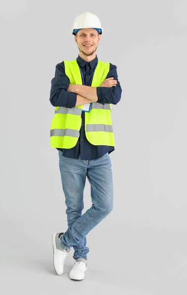 Male Worker Vest Hardhat Grey Background — Stock Photo, Image