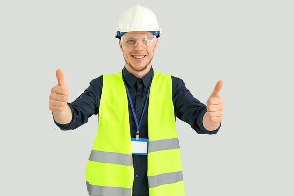 Mannelijke Werker Vest Helm Met Duim Omhoog Grijze Achtergrond — Stockfoto