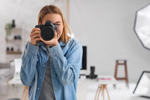 Vrouwelijke Fotograaf Met Professionele Camera Studio — Stockfoto