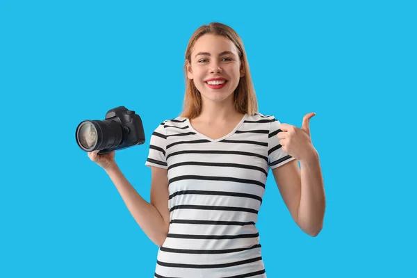 Vrouwelijke Fotograaf Met Professionele Camera Met Duim Blauwe Achtergrond — Stockfoto