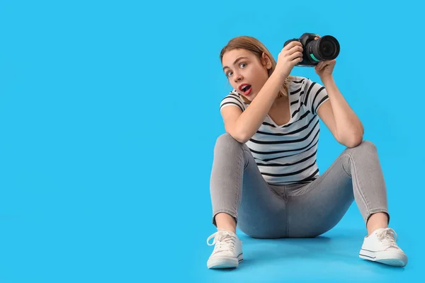 Fotografo Femminile Con Fotocamera Professionale Seduta Sfondo Blu — Foto Stock